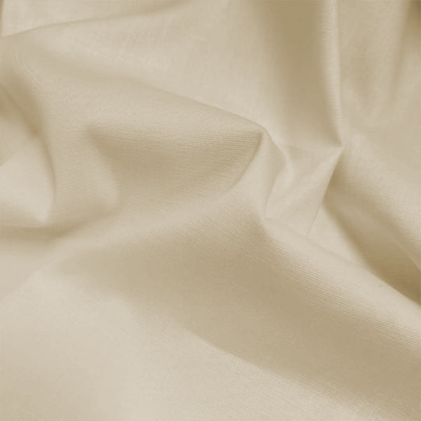 Detalhe do tecido tricoline fio 40 liso creme para camisaria com 97% algodão e 3% elastano