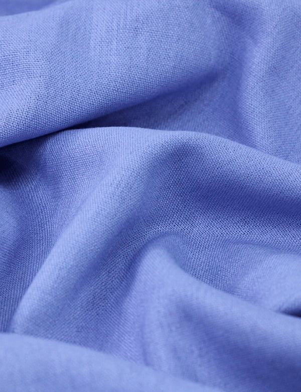 Detalhe do Tecido Linho Com Viscose Liso Premium - Blue Lilac - 28% Linho 68% Viscose 4% Fibras Diversas - Largura 1,35m - MILFIOS Tecidos