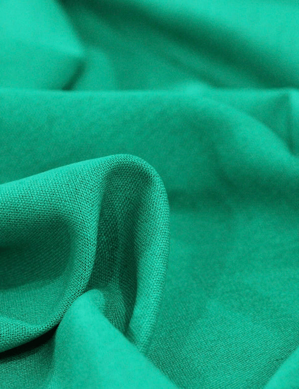 Detalhe do Tecido Linho Com Viscose Liso Premium - Tropical Green - 28% Linho 68% Viscose 4% Fibras Diversas - Largura 1,35m - MILFIOS Tecidos