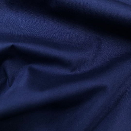 Detalhe do tecido tricoline fio 40 liso marinho para camisaria com 97% algodão e 3% elastano