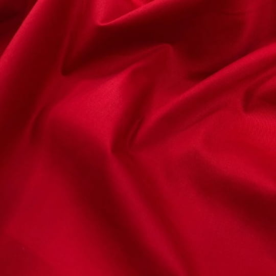Detalhe do tecido tricoline fio 40 liso vermelho para camisaria com 97% algodão e 3% elastano