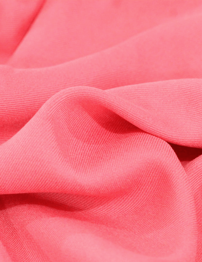 Detalhe do Tecido Viscose Lisa Sarjada Premium - Cereja - 100% Viscose - Largura 1,45m - Milfios Tecidos